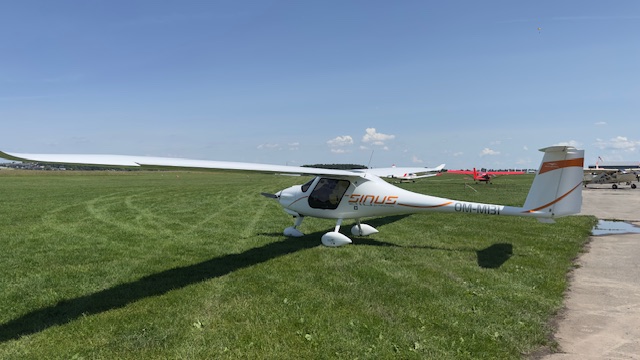 Motoszybowiec na lotnisku